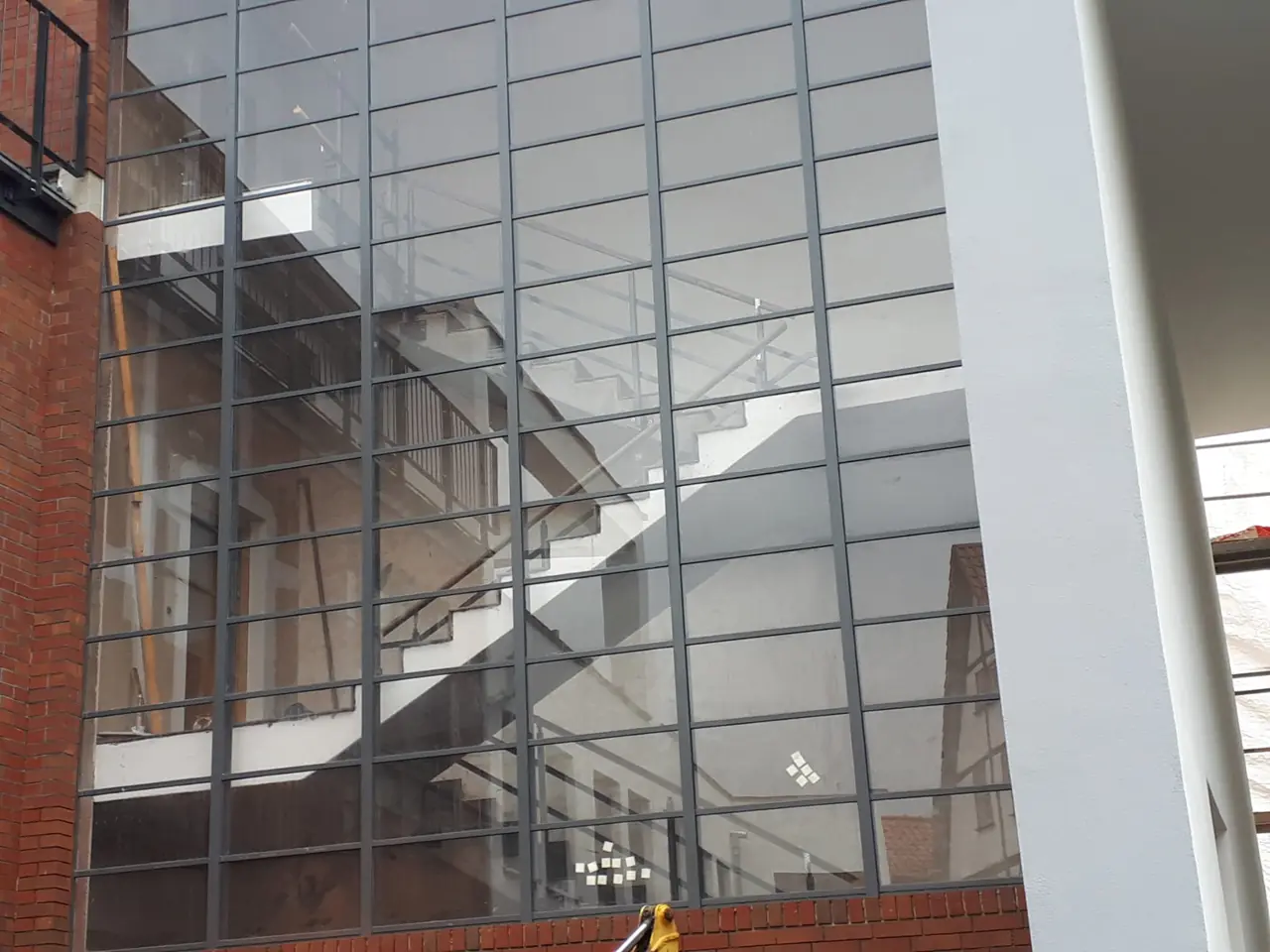 Stahl-Glas-Fassade an einem Treppenhaus