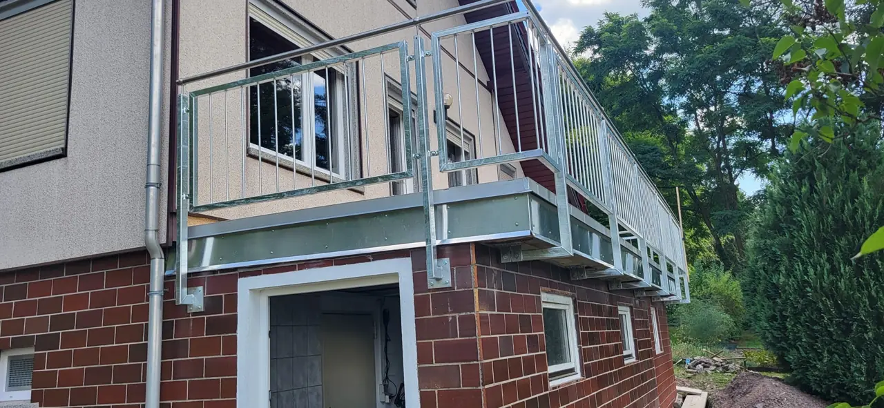 Angebauter Balkon mit verzinktem Geländer