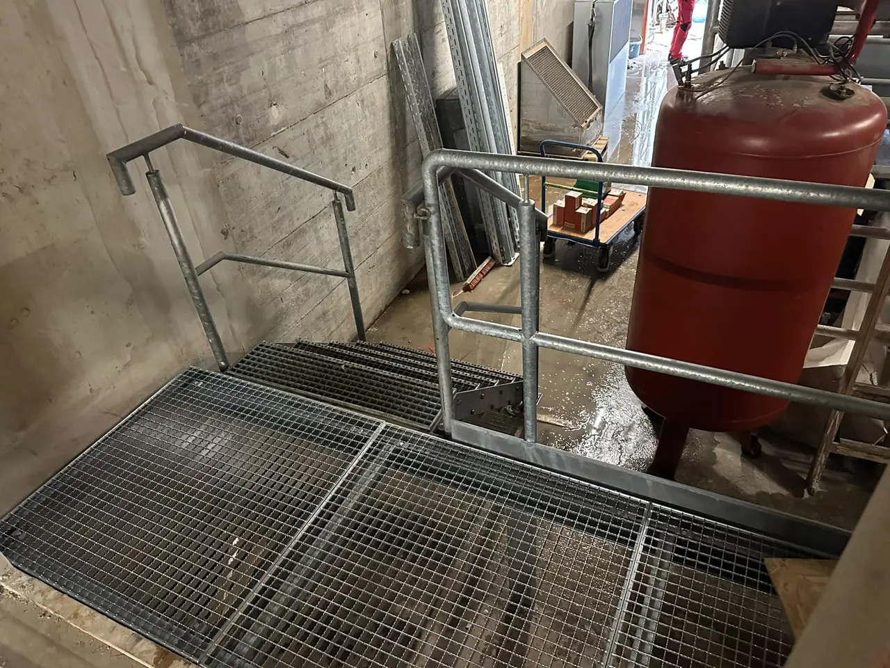 Treppen: Podest mit Gitterrost