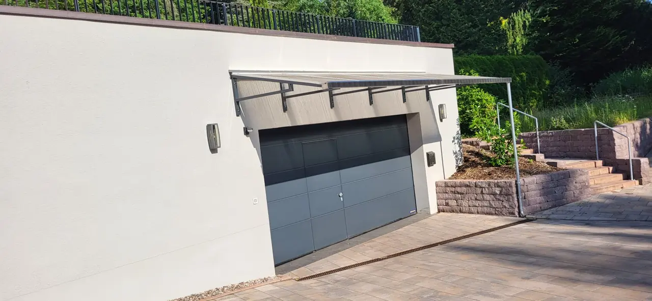 Vordach über einer Garageneinfahrt