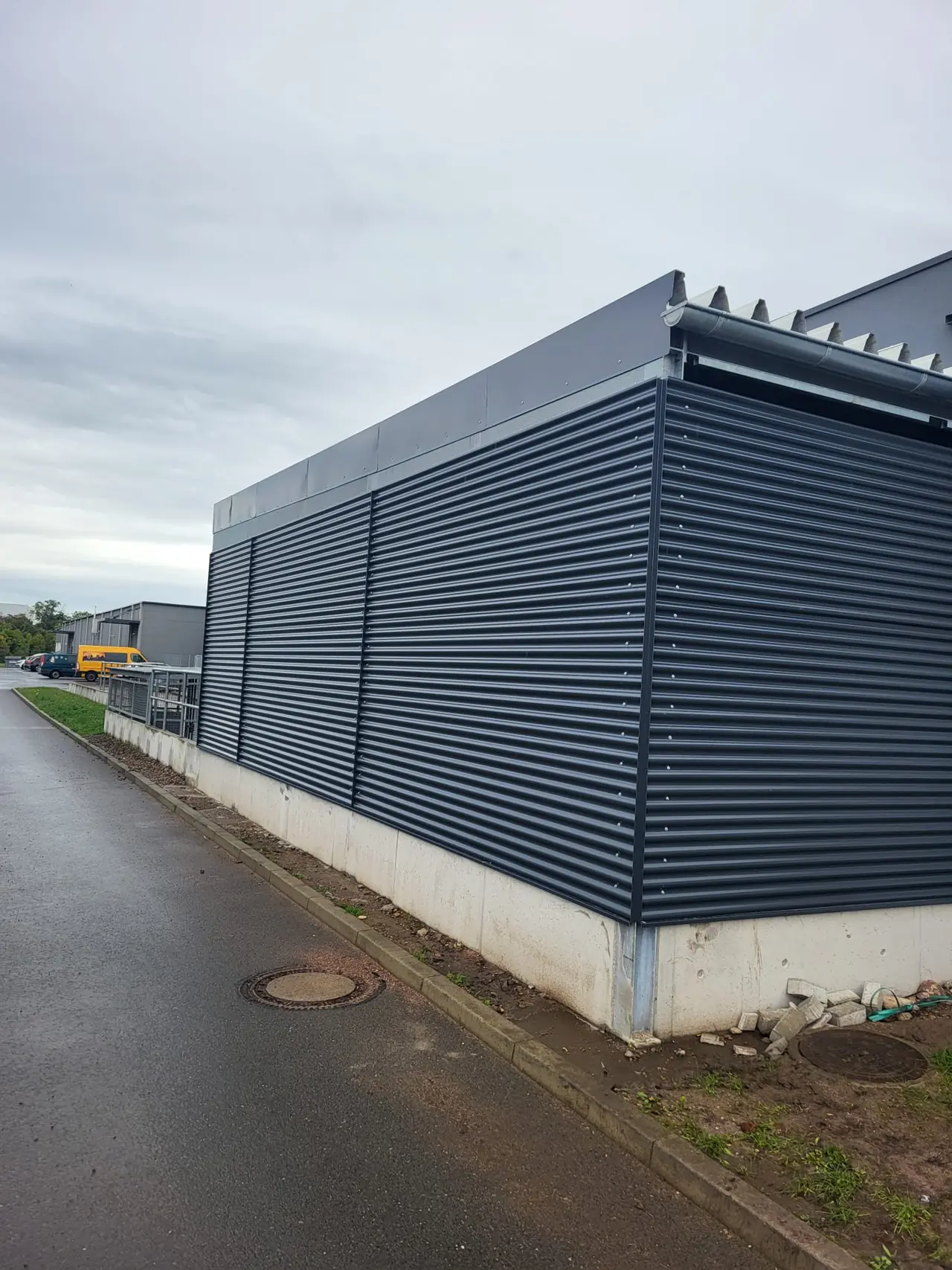 Einhausung mit Trapezblech-Fassade