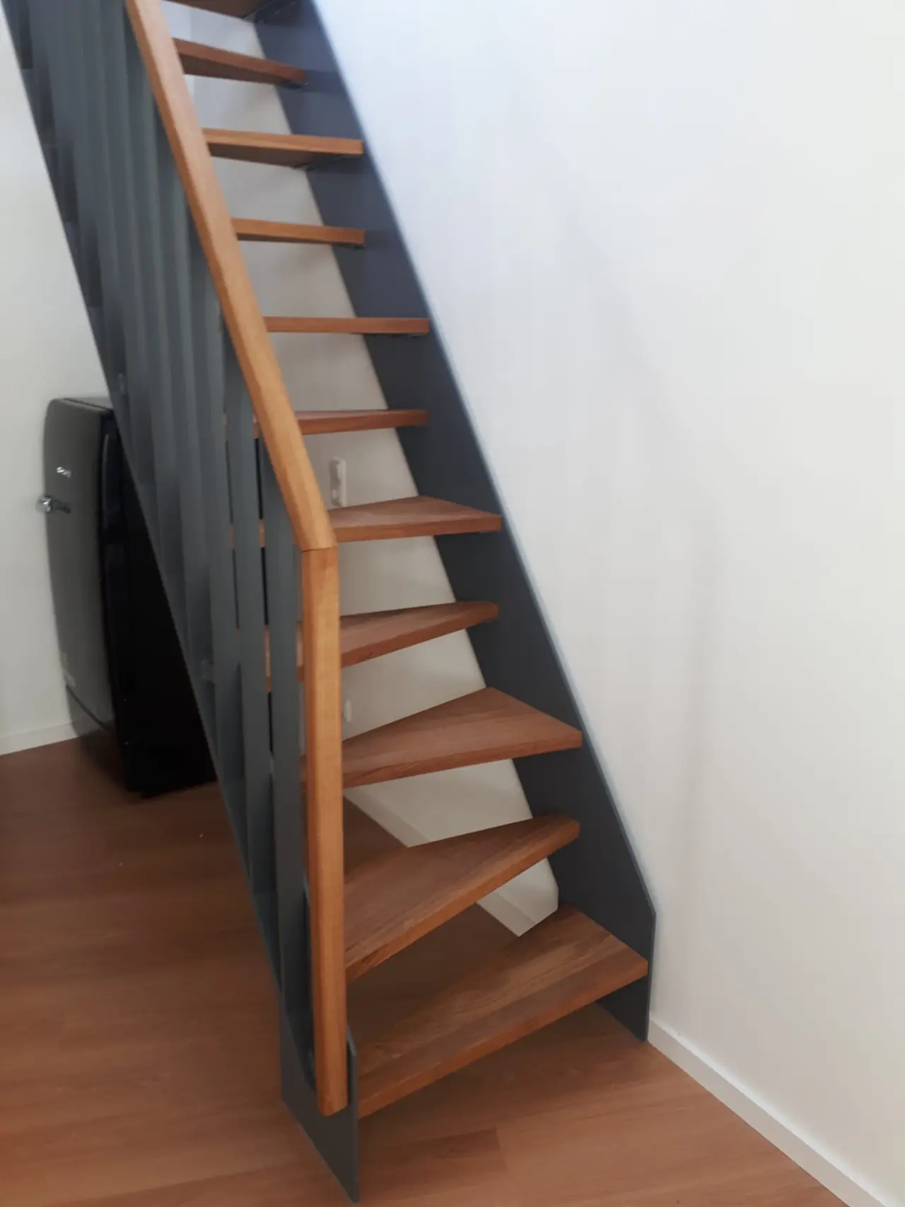 Raumspartreppe mit Holzstufen und Stahlwange in Anthrazit