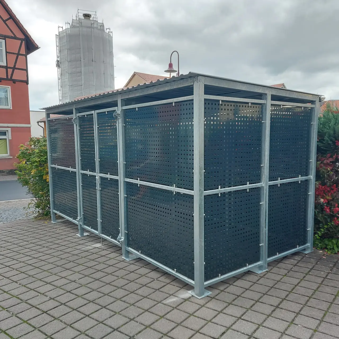 Einhausung mit Lochblech-Feldern
