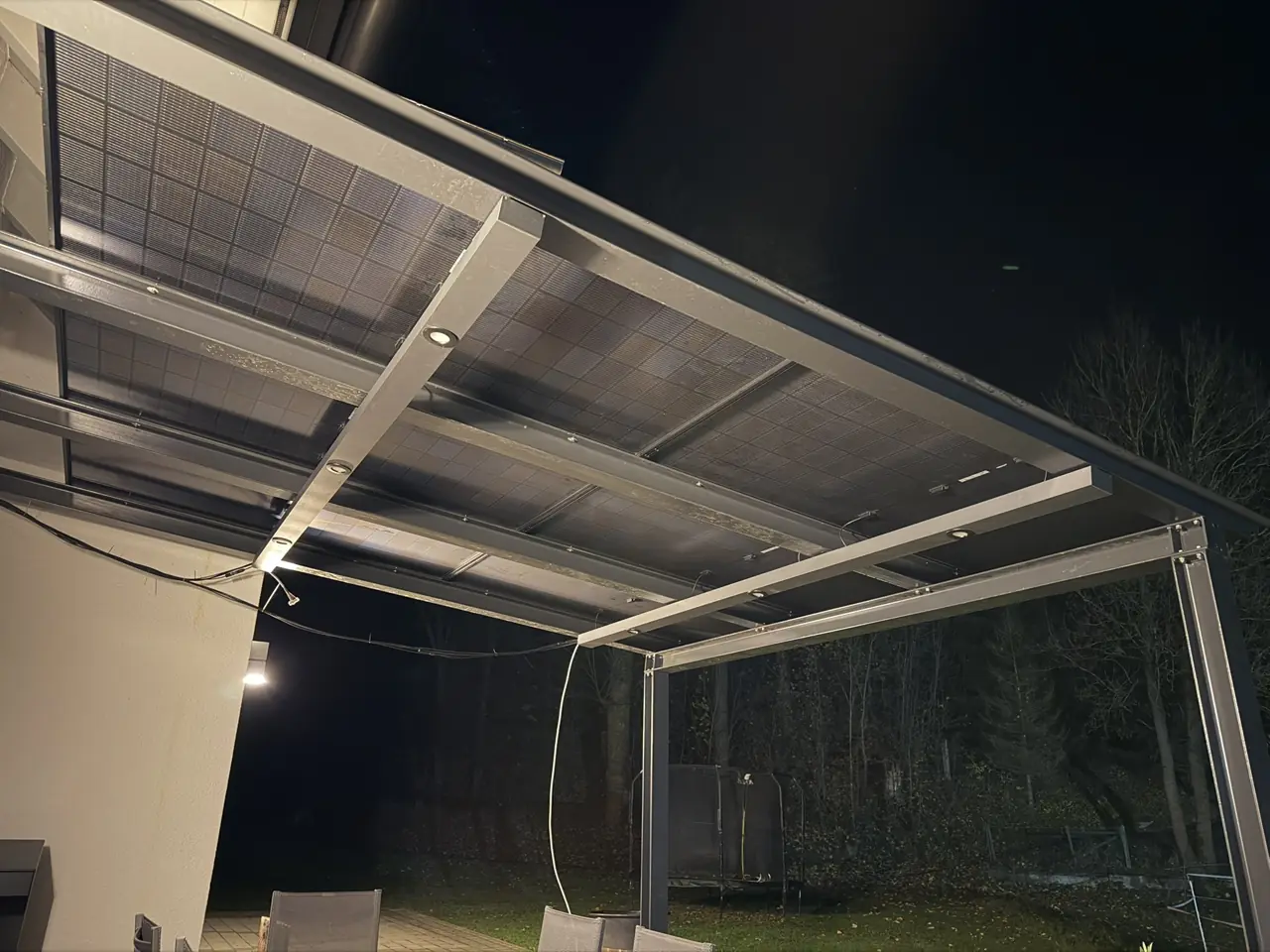 Überdachung mit Solarmodulen bei Nacht