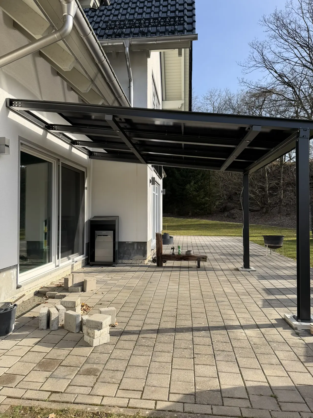 Terrassendach mit schlanken Stahlstützen