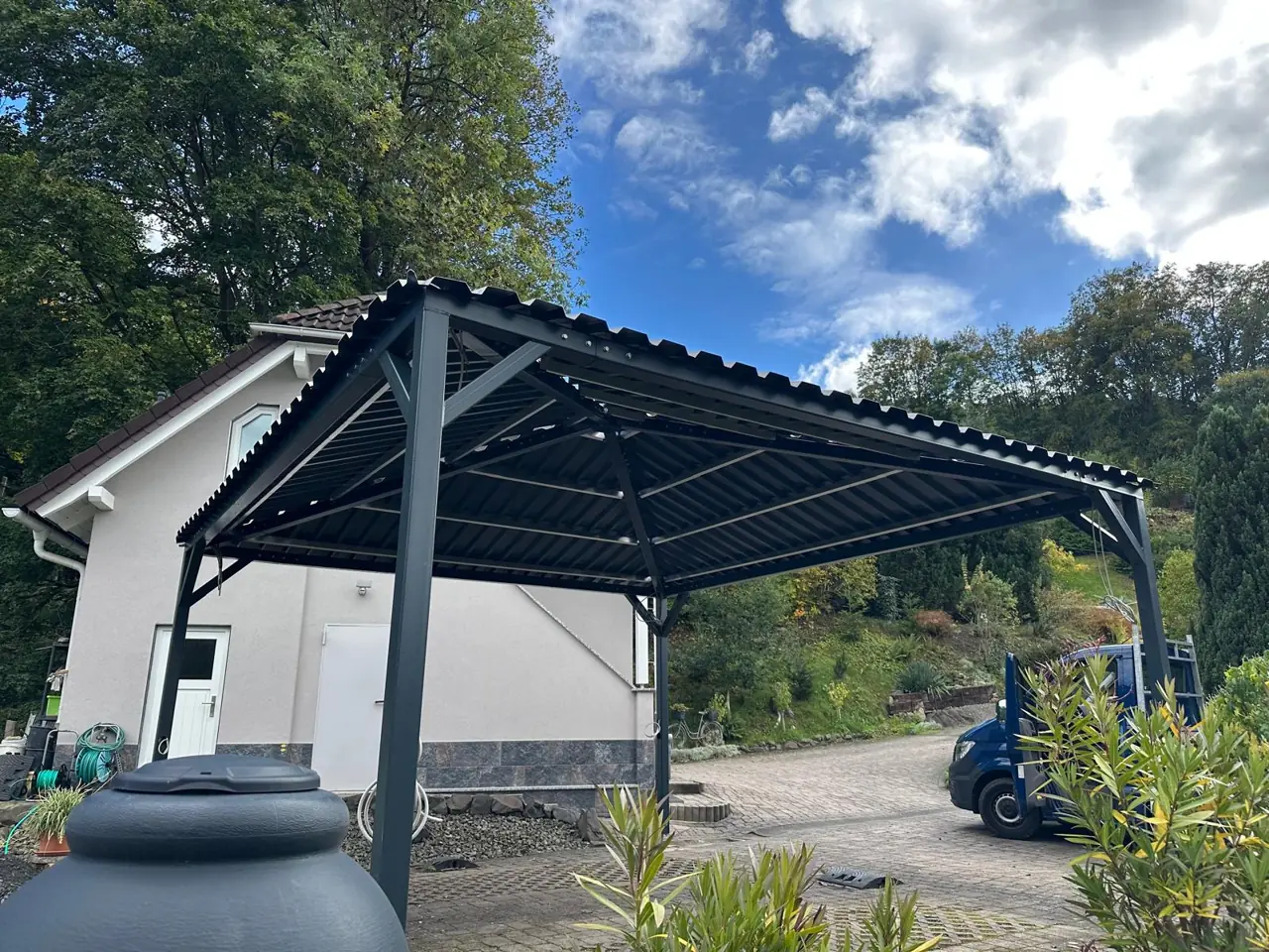 Carport mit Walmdach aus Stahl