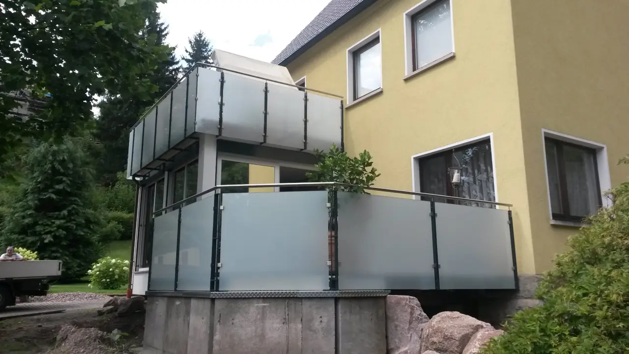 Balkonanlage mit Milchglas-Brüstung