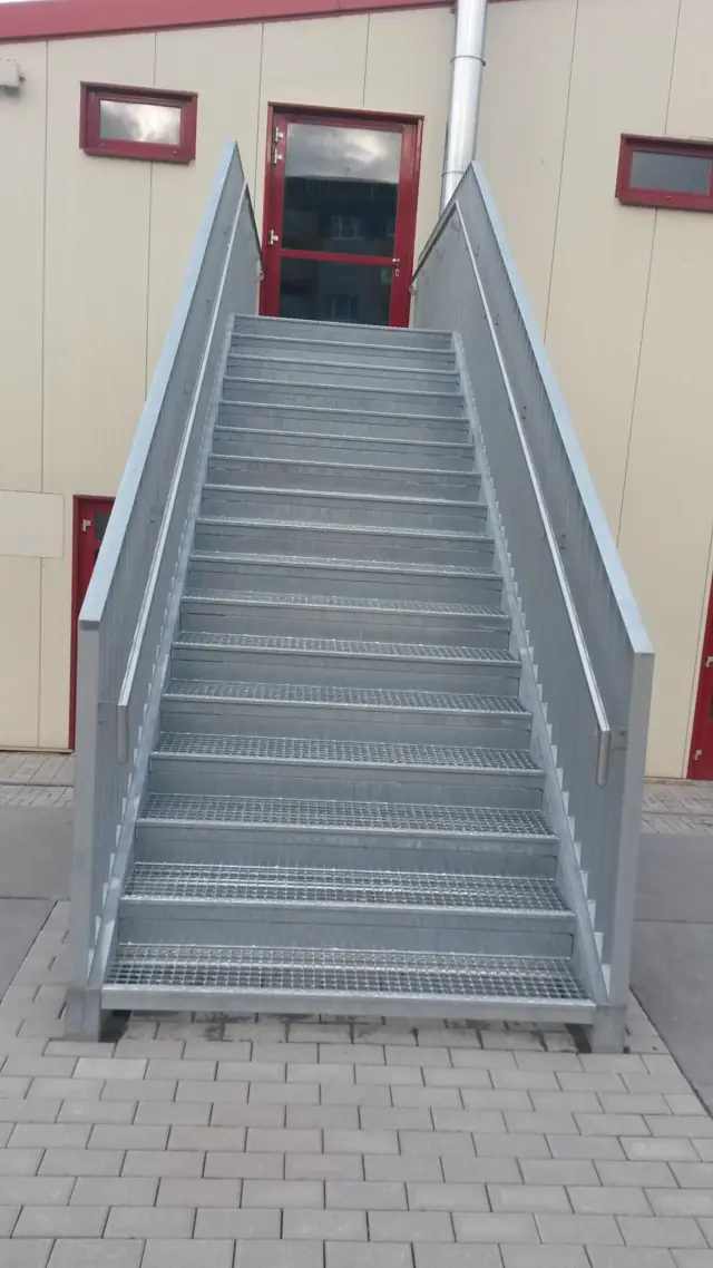 Gerade Außentreppe mit Gitterroststufen