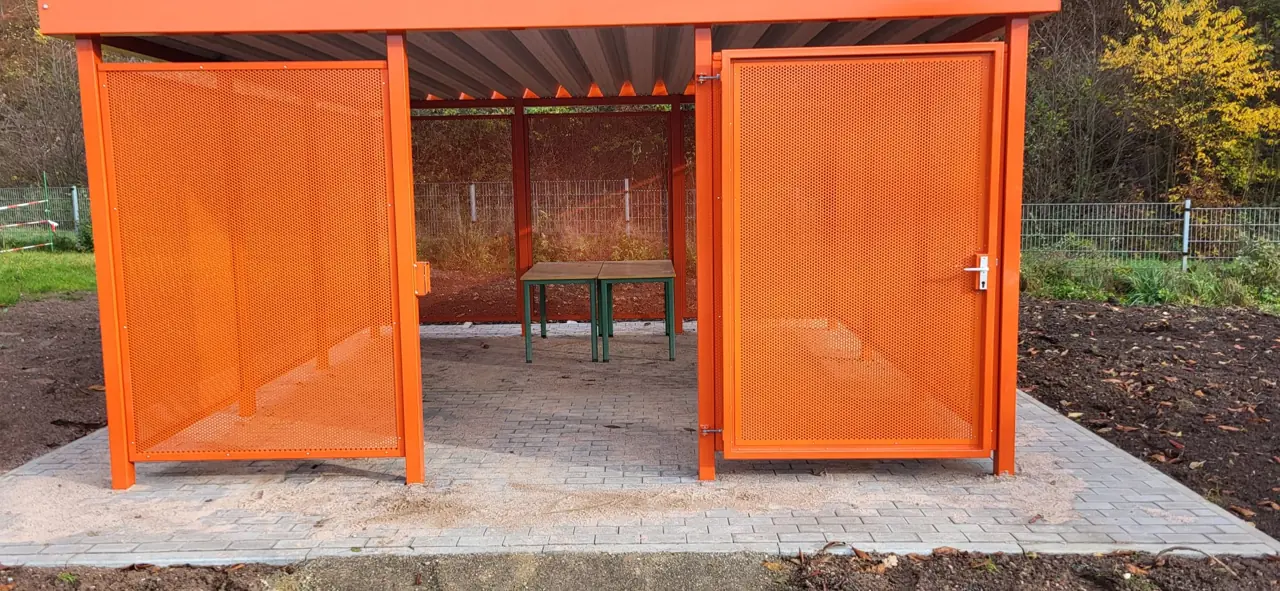 Unterstand mit Lochblech-Wänden in Orange