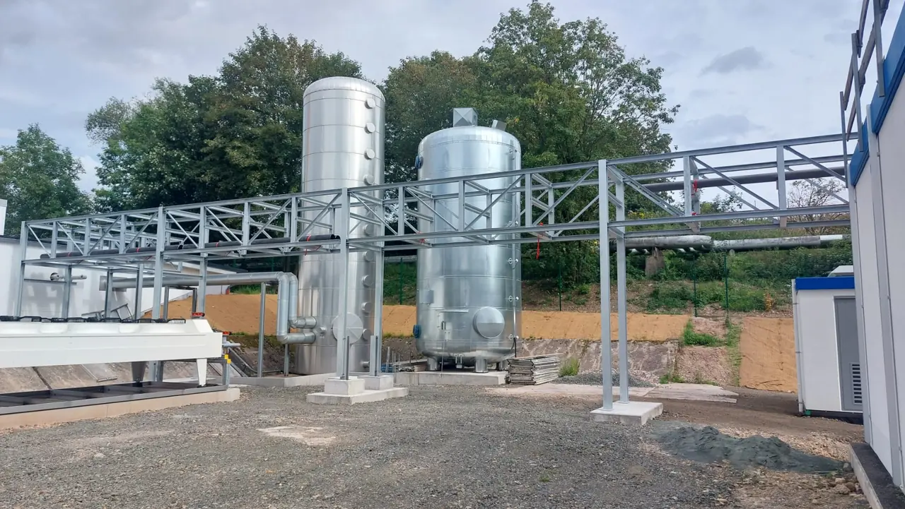 Rohrbrücke aus Stahl auf einem Industriegelände