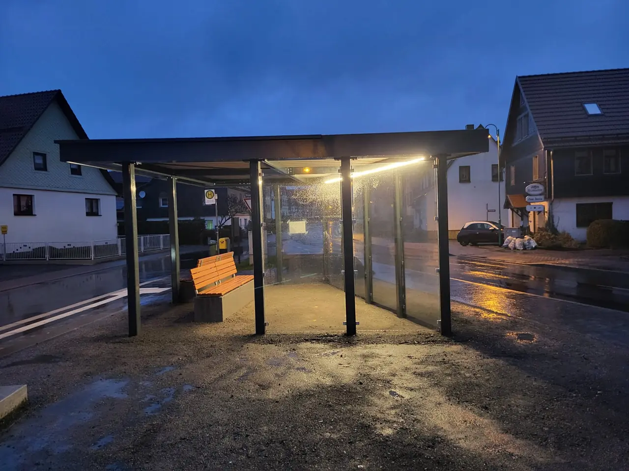 Wartehalle mit Stahlkonstruktion am Abend