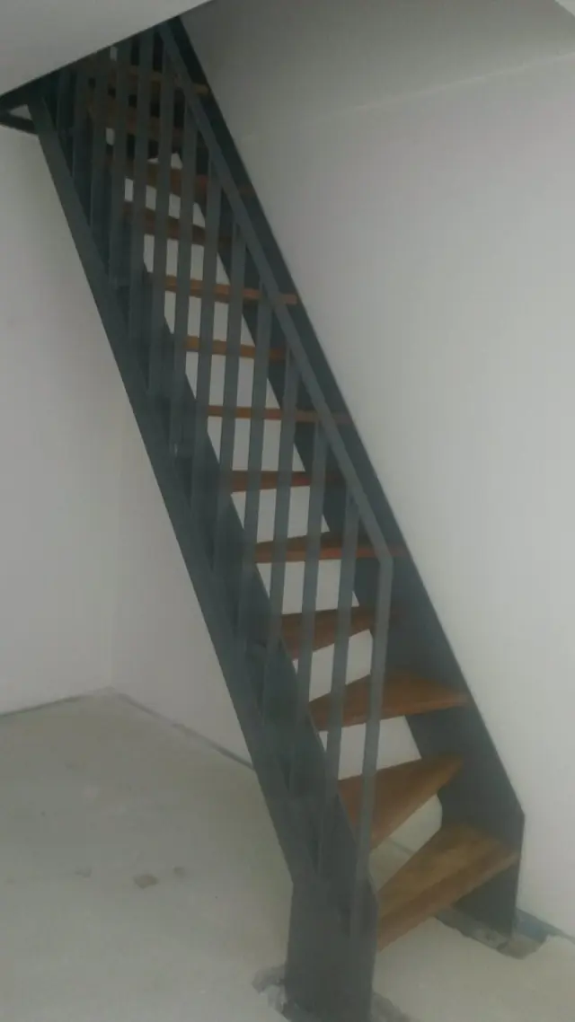Raumspartreppe mit Holzstufen in einem Neubau